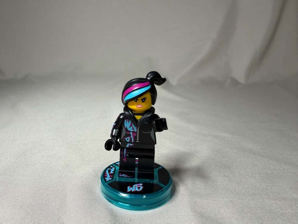 Lego Dimensions Wyldstyle Minifigure & Toy Tag